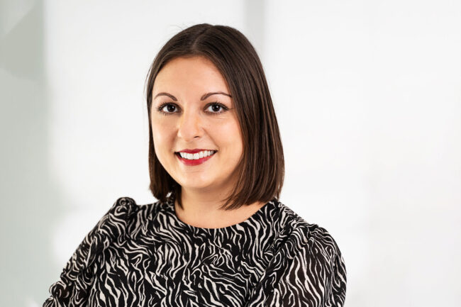 Portrait - Julia Minhas, Zahnarztpraxis Al Mousa